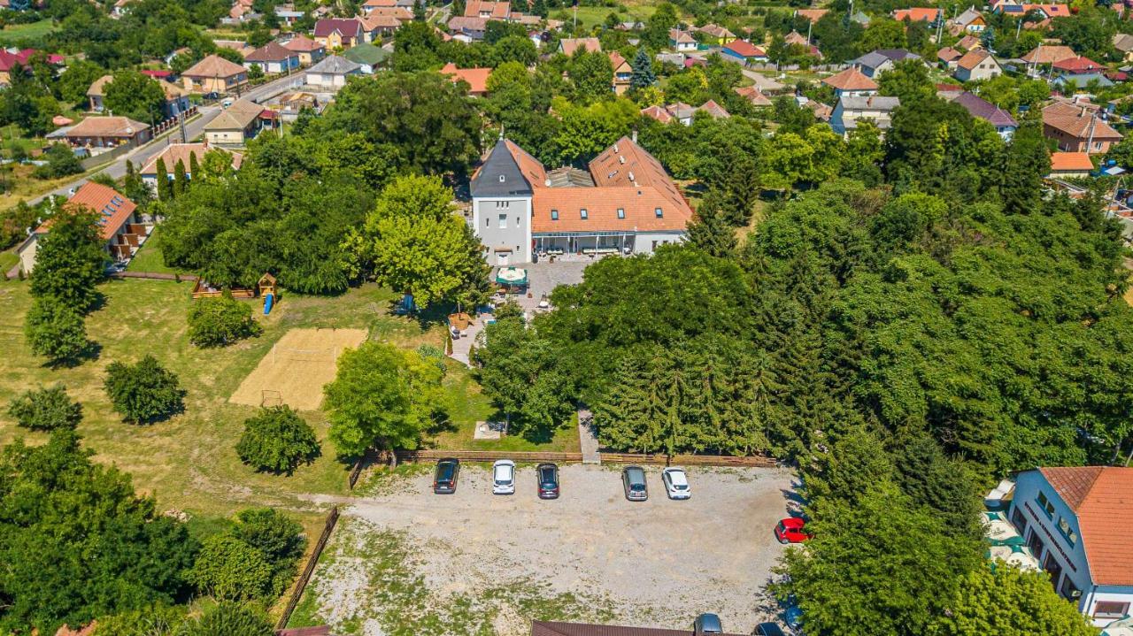 Herczeg Udvarhaz Poroszló Eksteriør billede